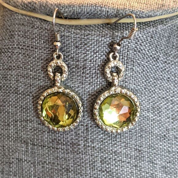 Vintage green crystal faceted earrings that look framed in crystals - Picture 1 of 7